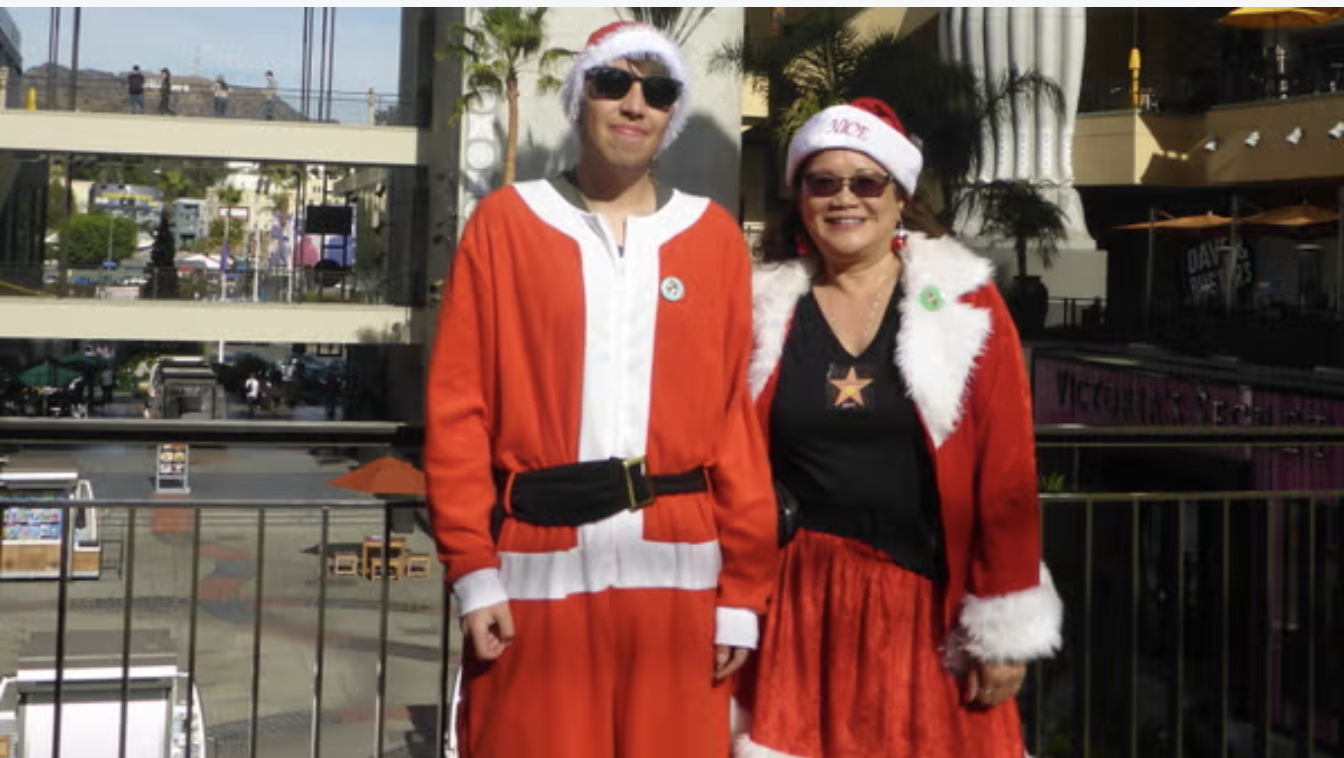 Christmas Eve Santa Stroll around the Silver Lake Reservoir